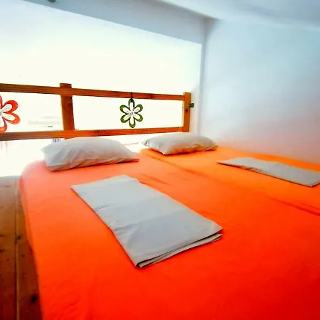 Lejlighed Irene's Maisonette At Rafaella Kokkónion